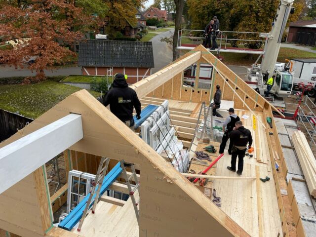 In Kakenstorf entsteht immer wieder Großes – und du kannst ein Teil davon werden!

Unsere Baustellen wachsen Tag für Tag und unser Team von Holzbau Marco Kröger steckt voller Energie, Know-how und Begeisterung fürs Handwerk.
Wir bauen nicht nur, wir erschaffen Neues!

Du bist Zimmerer oder Dachdecker und möchtest, dass dein Können gesehen und geschätzt wird?

Deine Vorteile bei uns:
- Sicherer Arbeitsplatz mit Perspektive
- Betriebliche Krankenversicherung für schnelle Facharzttermine
- Betriebliche Altersvorsorge
- Hochwertiges Profi-Werkzeug
- Ein Team, das Hand-in-Hand agiert

Wachse mit uns – gemeinsam für nachhaltigen Holzbau.

Jetzt unkompliziert bewerben: https://karriere.holzbaukroeger.de/